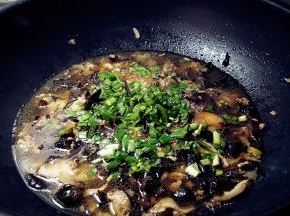 撒上韭菜碎就可以断火。