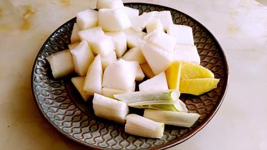 冬瓜切块，葱切段，姜切片。