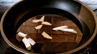 锅中注水，放入葱姜煮开。