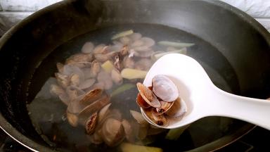 煮至花蛤开口，在微煮1分钟，连同汤水花蛤一起盛出备用。