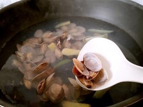 煮至花蛤开口，在微煮1分钟，连同汤水花蛤一起盛出备用。