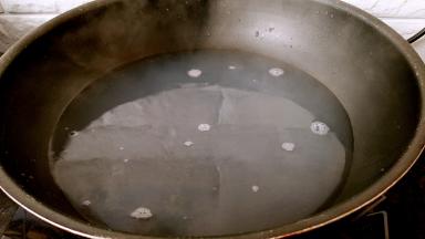 把花蛤汤轻轻的漂着倒进锅中。