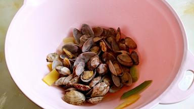 留下底部的花蛤和沉淀物。