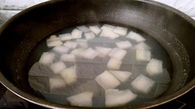 汤汁中放入冬瓜块。