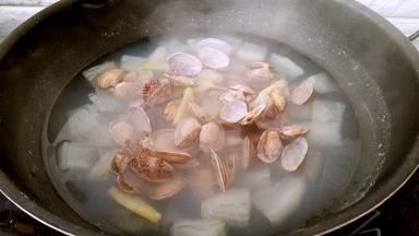 放入花蛤煮开。