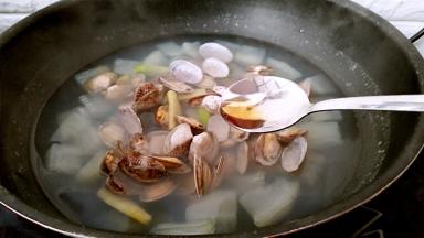 调入芝麻油，盐。