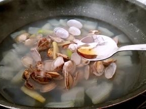 调入芝麻油，盐。