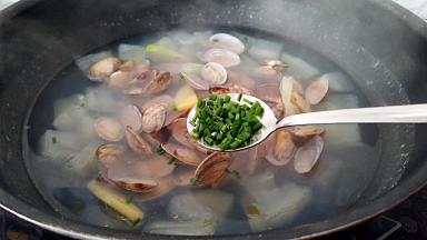 撒上适量香葱碎，就可以出锅了。