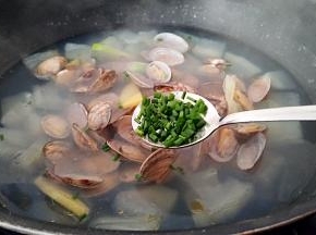 撒上适量香葱碎，就可以出锅了。