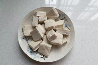 臭干子先过水冲洗沥干备用；