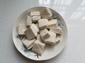 臭干子先过水冲洗沥干备用；