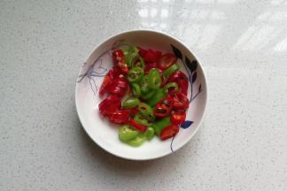 青红尖椒各一个切圈备用；