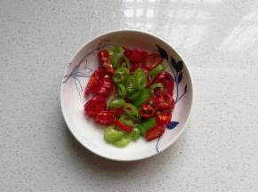青红尖椒各一个切圈备用；