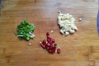 准备适量蒜末，干红辣椒段，葱花备用；