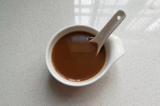 先调碗汁：生抽两勺，老抽半勺，陈醋两勺，蚝油壹勺，淀粉适量加清水适量拌匀即可；