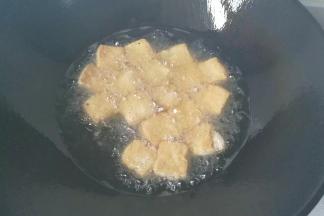 锅中倒适量油烧至六七热时，下入臭干子炸至两面金黄后捞起控油；