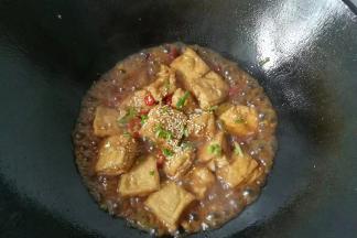 最后调入适量胡椒，鸡精炒匀，洒葱花和热白芝麻即可起锅！