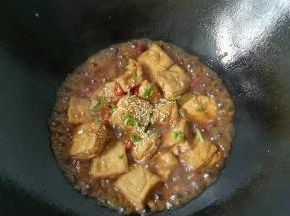 最后调入适量胡椒，鸡精炒匀，洒葱花和热白芝麻即可起锅！