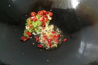 然后把它们拨向一边，再下干红辣椒煸出香味；