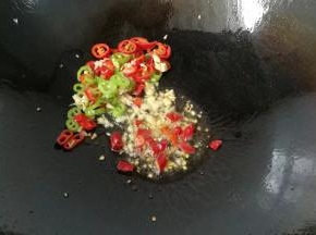 然后把它们拨向一边，再下干红辣椒煸出香味；