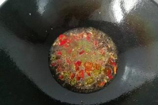 接着倒入调好的碗汁烧开；