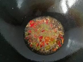接着倒入调好的碗汁烧开；