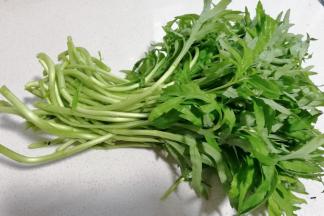 泥蒿一把去除泥蒿叶，只要嫩嫩的泥蒿杆；