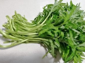 泥蒿一把去除泥蒿叶，只要嫩嫩的泥蒿杆；