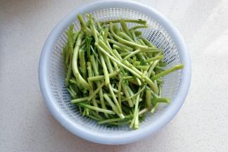 然后把泥蒿杆掐成小段，洗净沥干备用；