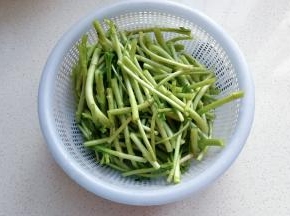 然后把泥蒿杆掐成小段，洗净沥干备用；