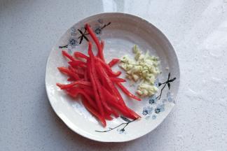 准备适量蒜末和红椒丝备用；