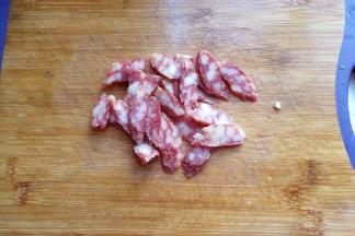 腊肠一段，切斜片备用；