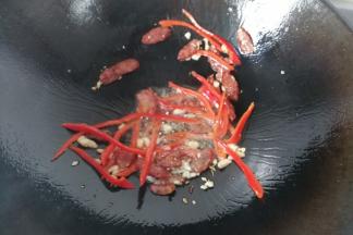 再下红椒丝翻炒一下；