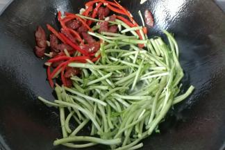 接着下入泥蒿，翻炒均匀；