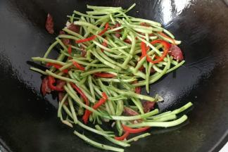 再调入少许盐，继续翻炒一下；