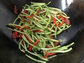 再调入少许盐，继续翻炒一下；