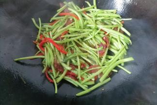 接着调入适量胡椒粉和鸡精；