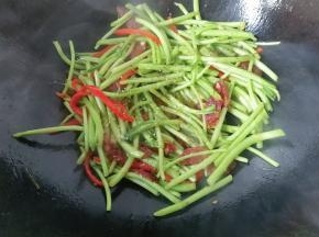 接着调入适量胡椒粉和鸡精；
