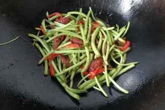 最后翻炒均匀即可起锅装盘。