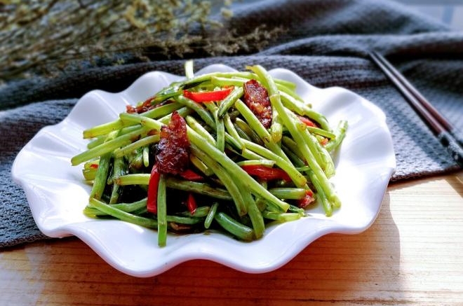 腊肠炒泥蒿