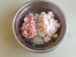 猪肉剁成末，与磷虾肉放在盆里