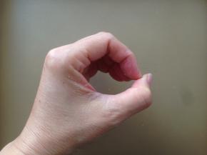 左手拇指和食指连成O形