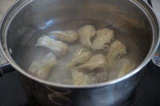 锅里的水煮沸后，放入云吞，水再次煮沸加一小碗凉水，盖上锅盖煮，如此重复2次，直到云吞肚子鼓胀，皮透明即可捞起来