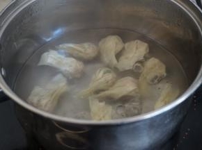 锅里的水煮沸后，放入云吞，水再次煮沸加一小碗凉水，盖上锅盖煮，如此重复2次，直到云吞肚子鼓胀，皮透明即可捞起来