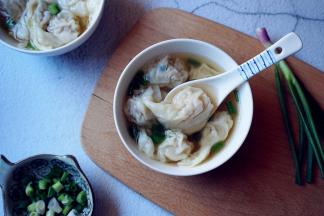 放入高汤中加葱花即可