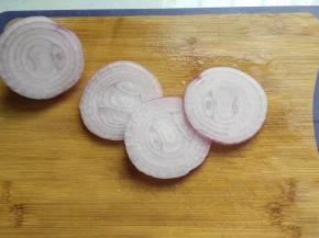 洋葱一个从中间切开，切取几片中间最粗部分；