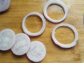 然后用手推出中间圆片，只留外圈的洋葱圈；