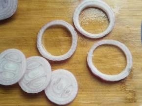 然后用手推出中间圆片，只留外圈的洋葱圈；