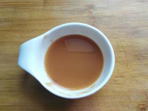 调碗汁：一勺白醋、一勺白糖、四勺番茄酱、两勺生抽、一勺蚝油和少许淀粉加适量清水调匀；