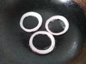 锅中放少许油，先将洋葱圈小火煎一下；